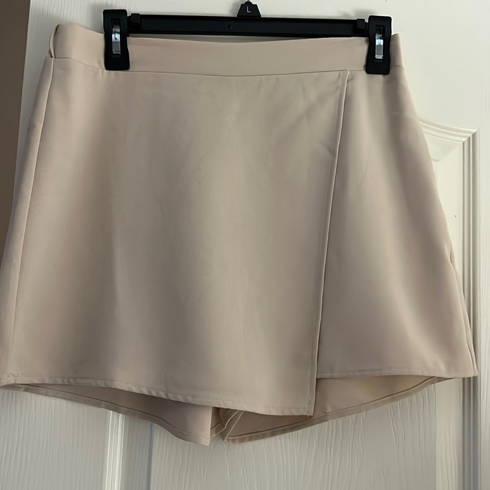 Boutique tan neutral mini skort, size medium